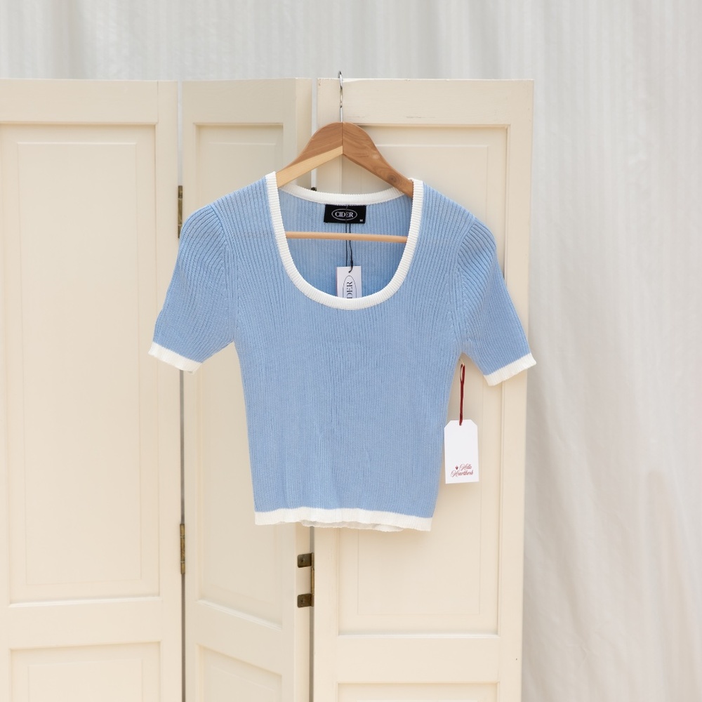 Short sleeve cropped sweater with contrast detail